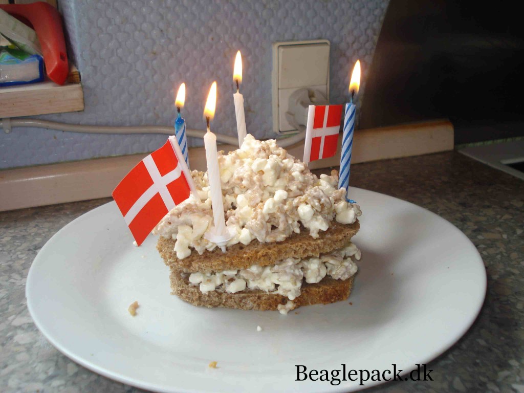 Den fine lagkage med 4 lys